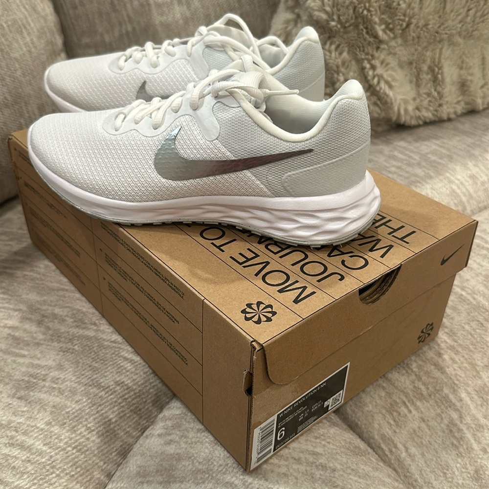 Never worn Nike Revolution Sneakers size 6 women’s